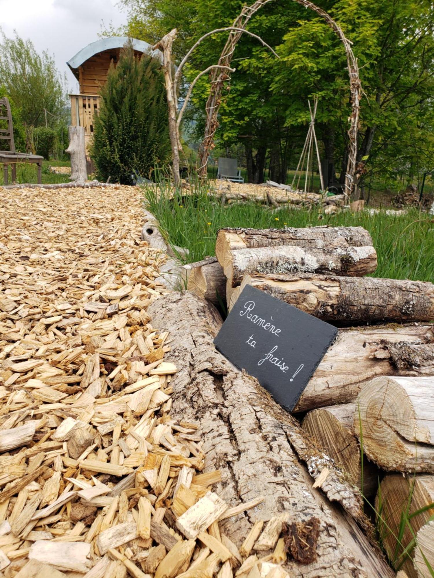 La Roulotte Tiny House Du Mond'Ideal Leval  Luaran gambar